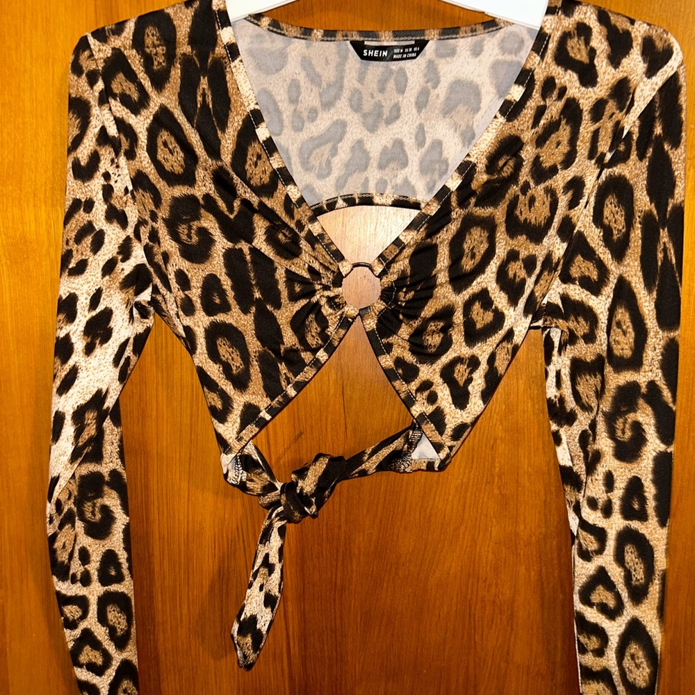 leopard key hole cropped long sleeve